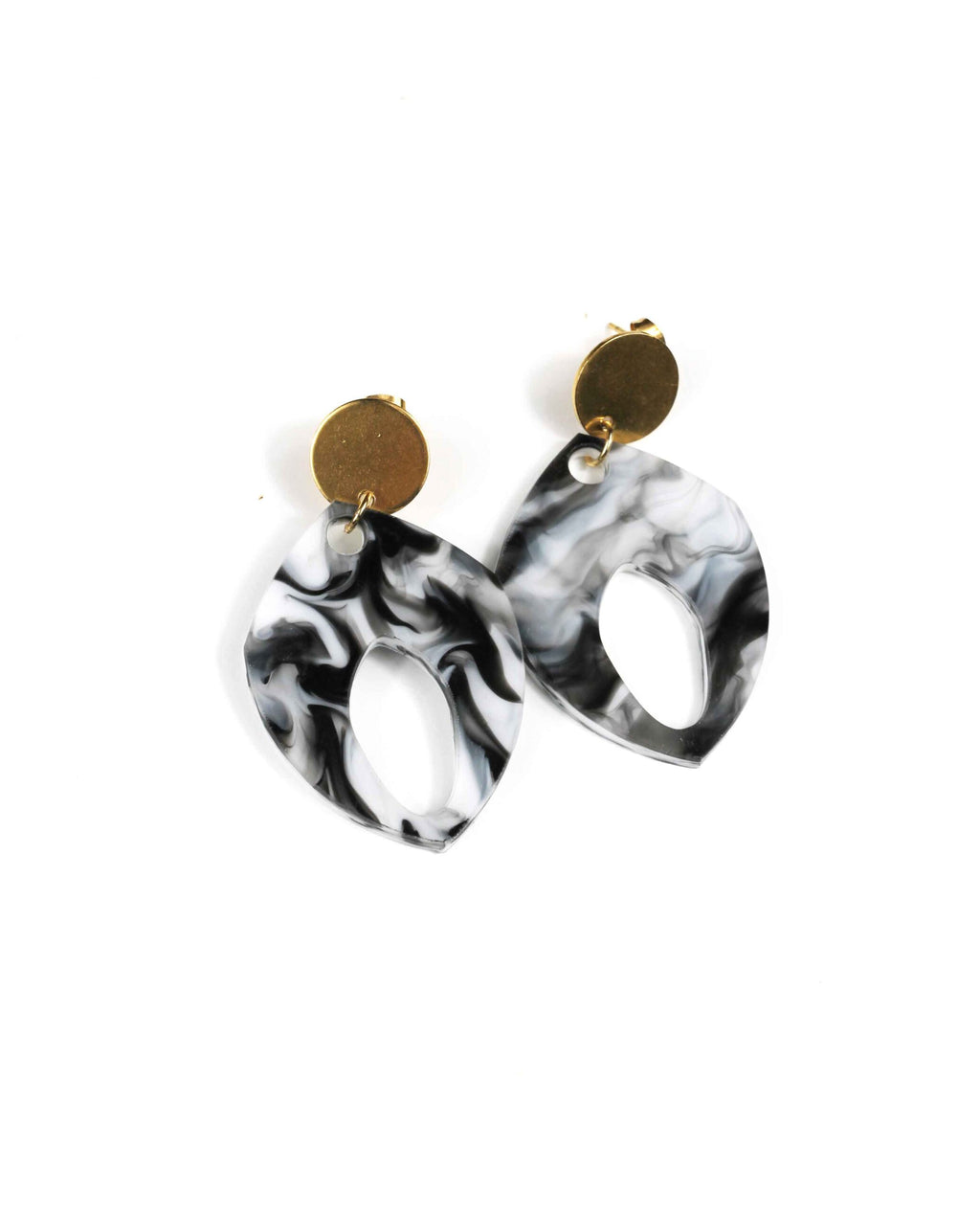 Pendientes mármol blanco y negro: Ilumina tu Look con la Elegancia y el Brillo del Dorado