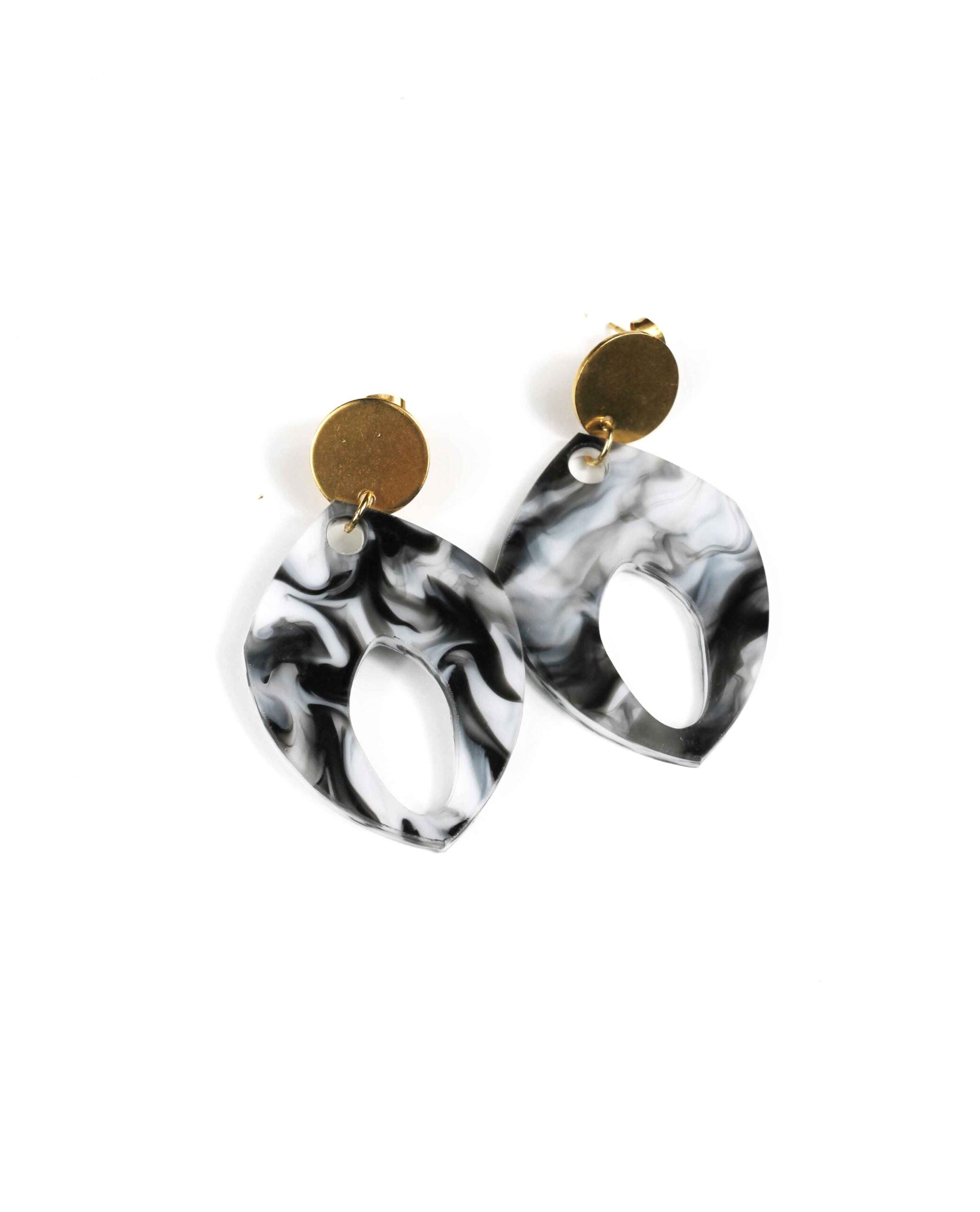 Pendientes mármol blanco y negro: Ilumina tu Look con la Elegancia y el Brillo del Dorado
