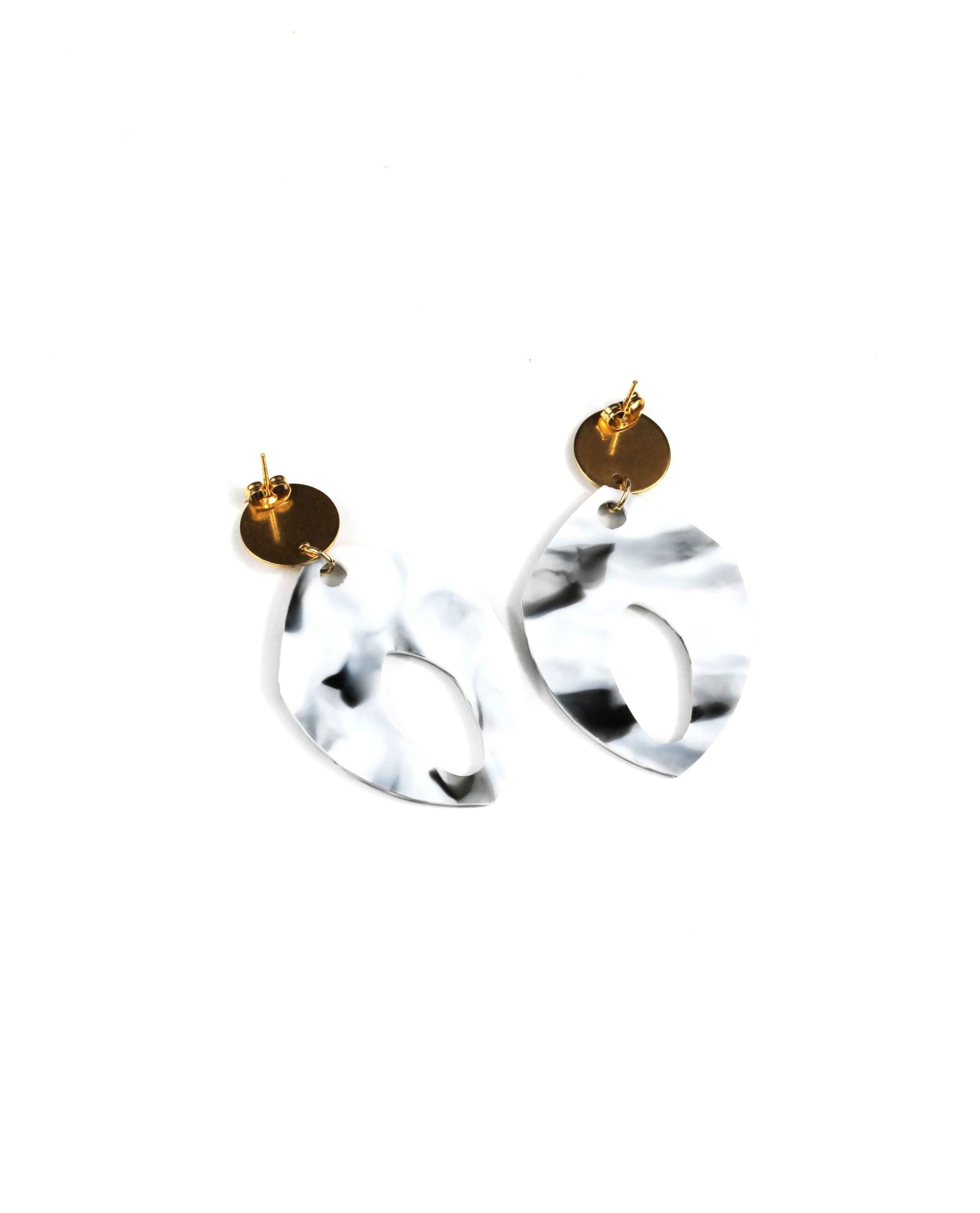 Pendientes mármol blanco y negro: Ilumina tu Look con la Elegancia y el Brillo del Dorado