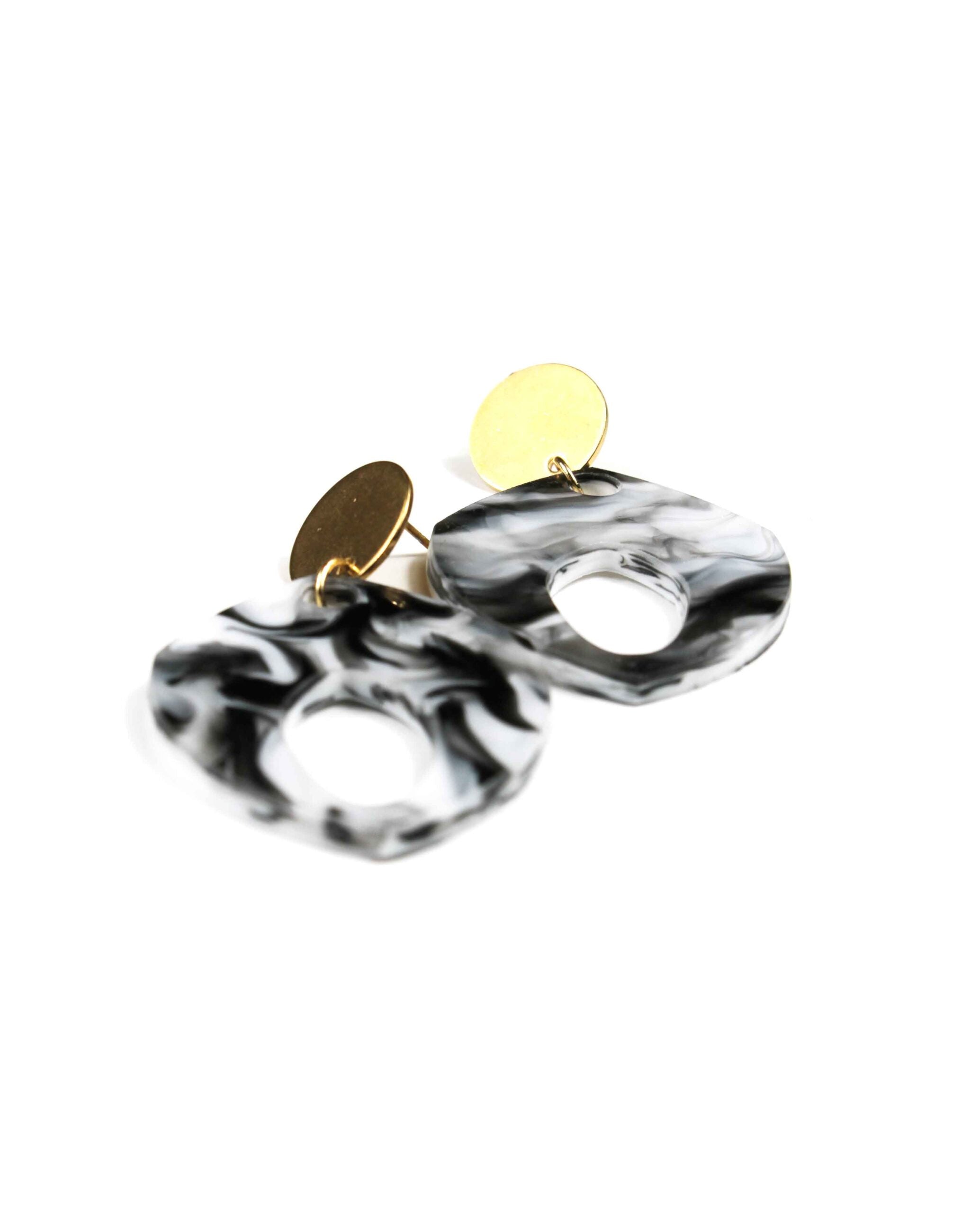 Pendientes mármol blanco y negro: Ilumina tu Look con la Elegancia y el Brillo del Dorado